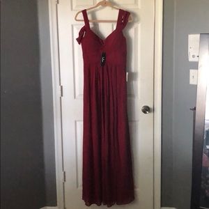 [SOLD] NWT Lulu’s red Gown